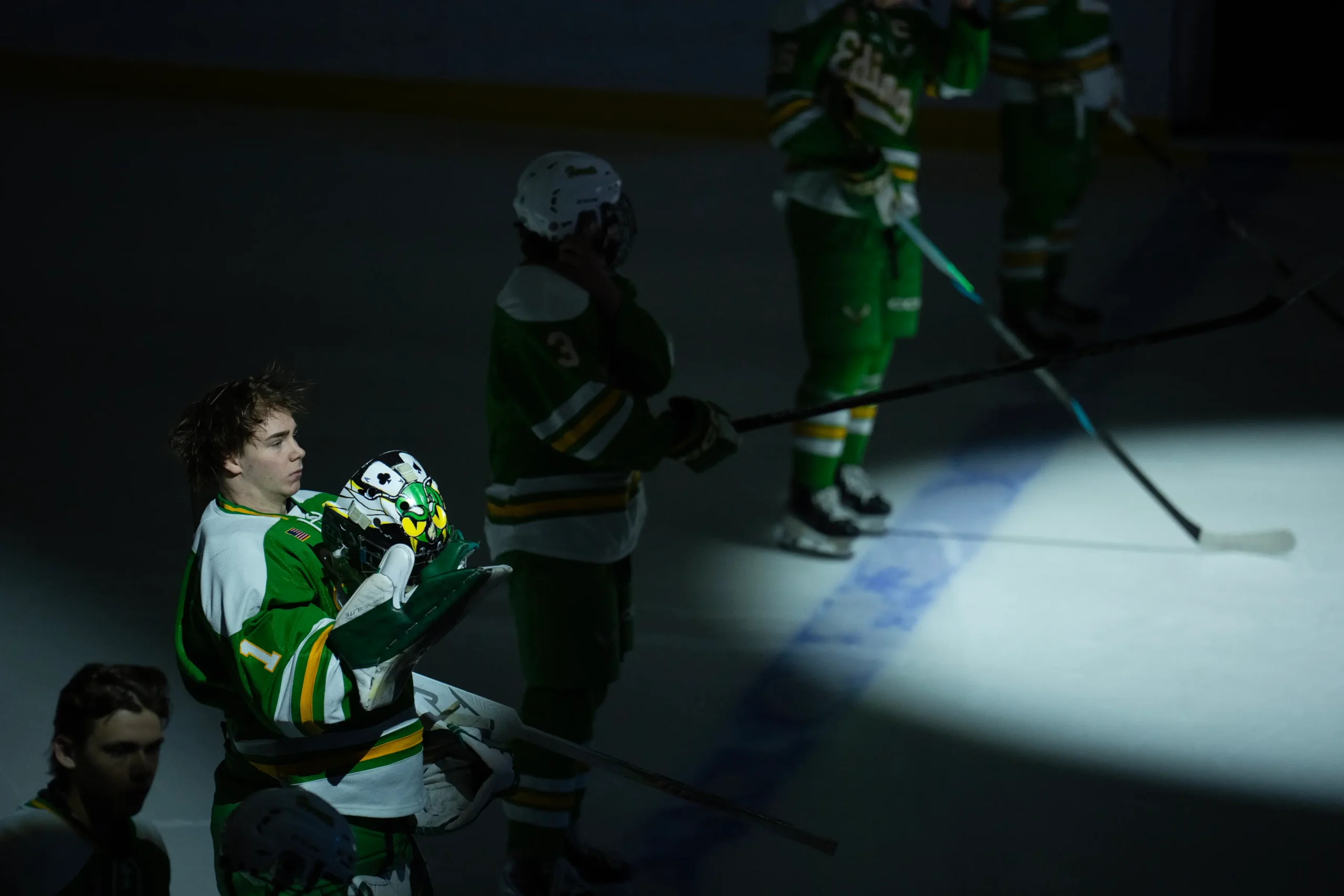 Minnesota high school athletes are turning to Iowa community colleges to continue careers